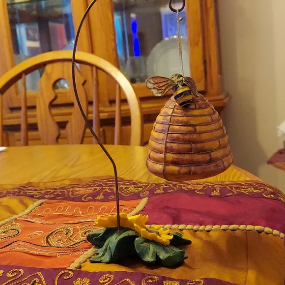 Bee hive with flowery holder - Picture 5 of 9